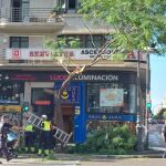 Los bomberos trabajan para restablecer la circulación normal en Guillem de Castro
