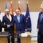 Javier Lambán (i), presidente del Gobierno de Aragón, y Ximo Puig (d), presidente de la Generalitat Valenciana, se dan la mano en presencia de Miguel Marzo (2i), presidente de CEOE Aragón y Salvador Navarro, presidente de CEV, durante el acto de clausura del Foro Impulso al Corredor Cantábrico-Mediterráneo