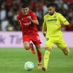 Álex Baena con el Villarreal. EFE/EPA/ABIR SULTAN