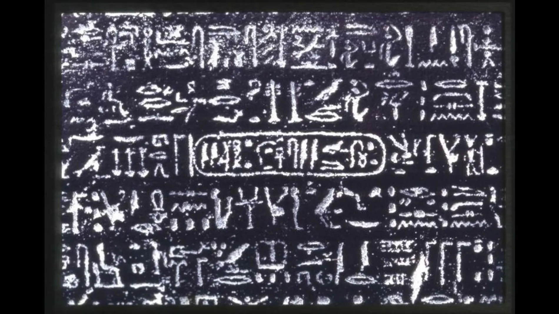 Detalle de los escritos que componen la Piedra de Rosetta