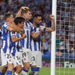 SAN SEBASTIÁN, 15/09/2022.- El delantero noruego de la Real Sociedad Alexander Sørloth (2d) celebra su gol, durante el encuentro de la fase de grupos de la UEFA Liga Europa que Real Sociedad y AC Omonia disputan hoy jueves en el Reale Arena de San Sebastián. EFE/ Javier Etxezarreta