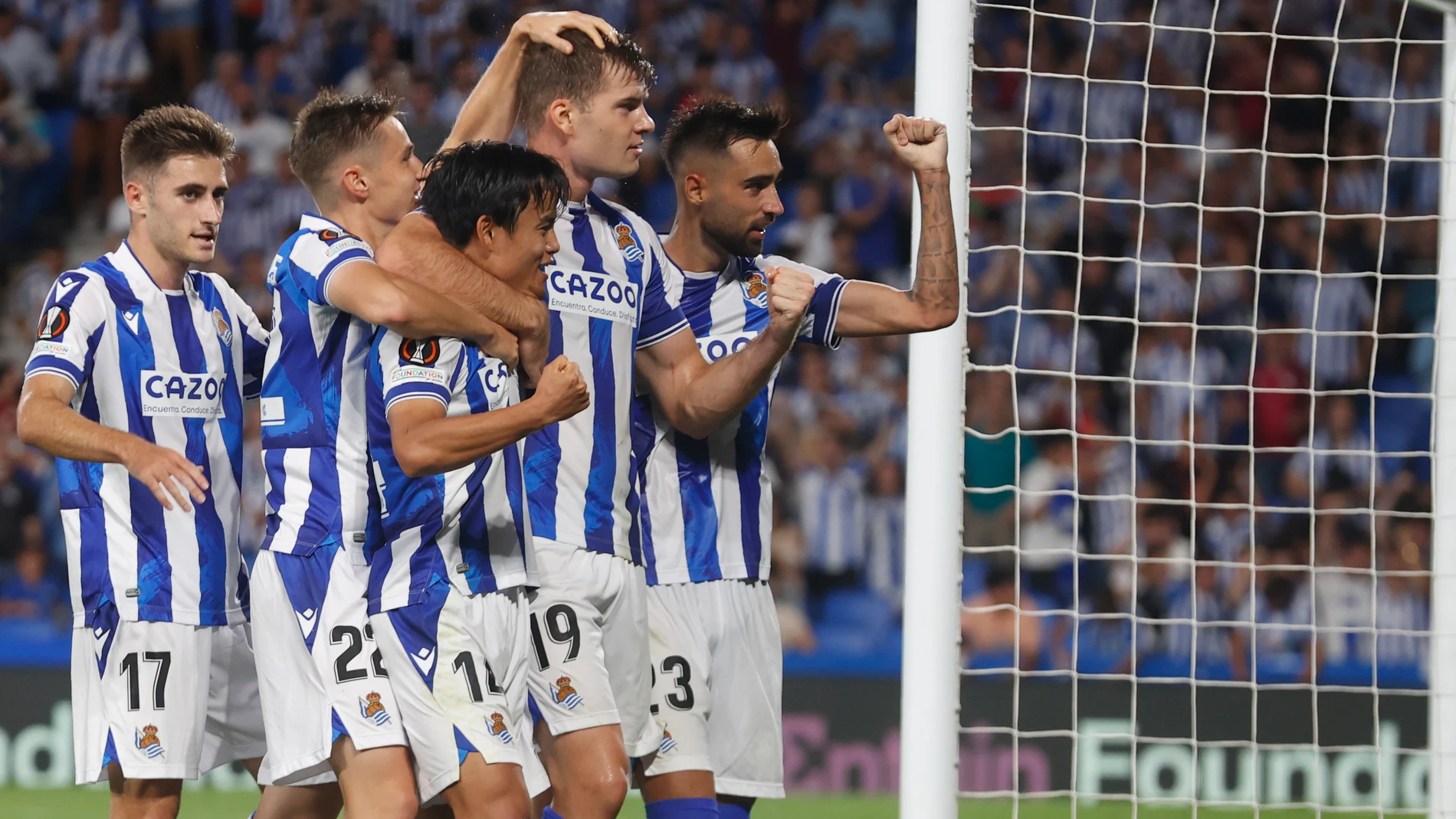 SAN SEBASTIÁN, 15/09/2022.- El delantero noruego de la Real Sociedad Alexander Sørloth (2d) celebra su gol, durante el encuentro de la fase de grupos de la UEFA Liga Europa que Real Sociedad y AC Omonia disputan hoy jueves en el Reale Arena de San Sebastián. EFE/ Javier Etxezarreta