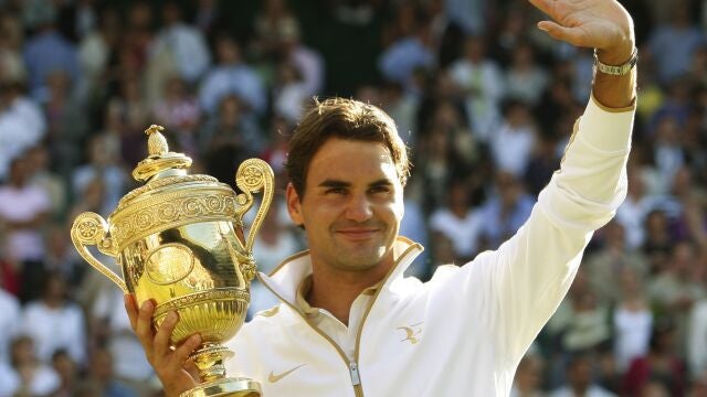 Roger Federer, con uno de sus ocho trofeos de Wimbledon, el que ganó en 2009