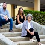 Los investigadores de la Universidad Pablo de Olavide (UPO) Pastora Reina Aguilar, Rosa María Díaz Jiménez y Francisco Caravaca Sánchez, del departamento de Trabajo Social y Servicios Sociales, autores del estudio sobre el suicidio.