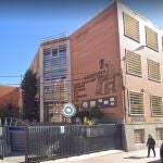 El apuñalamiento se produjo a las puertas de este colegio de Carabanchel
