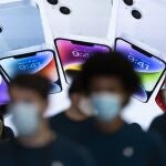 El objetivo es que en tres años un 25% de los iPhone se fabriquen en India. (AP Photo/Jae C. Hong)