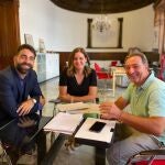 La vicealcaldesa de València, Sandra Gómez, y el edil de Deportes, Javier Mateo, se reúnen con el presidente de la Federación de Fútbol de la Comunitat Valenciana, Salvador Gomar