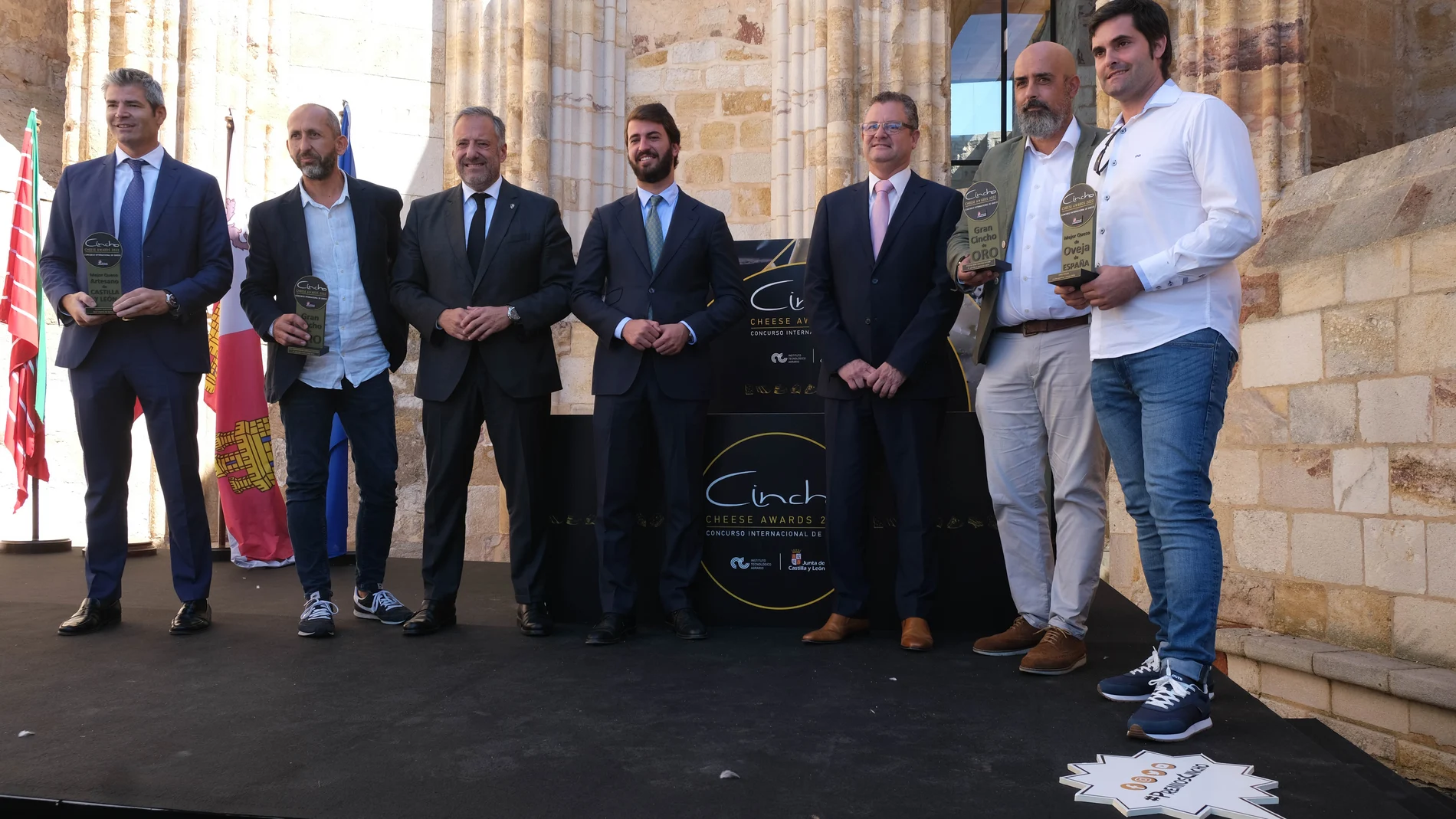El vicepresidente Juan García-Gallardo; el presidente de las Cortes, Carlos Pollán; y el consejero Gerardo Dueñas, junto con los galardonados con los Premios Gran Cincho de Oro