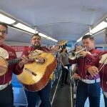 USA002. LOS ÁNGELES (ESTADOS UNIDOS), 15/09/2022.- Un grupo de mariachi canta una serenata hoy, en su tren El Mariachi Tierra Azteca de Los Ángeles, California (EE.UU.). Con una emotiva serenata de mariachi a sus pasajeros el sistema de transporte Metrolink de Los Ángeles celebró este jueves el comienzo del Mes de la Herencia Hispana en el condado, donde los hispanos representan el 49 % de la población. El Mes de la Herencia Hispana en Estados Unidos se festeja del 15 de septiembre al 15 de octubre en reconocimiento al aporte de esta comunidad al desarrollo del país. EFE/ Ana Milena Varón