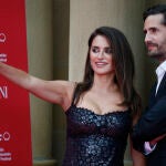 La actriz Penélope Cruz (i), posa junto al realizador y actor, Juan Diego Botto (d), antes de la proyección de su película "En los márgenes", durante la celebración del Festival Internacional de Cine de San Sebastián.