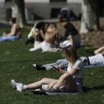 Según los expertos, los niños entre 7 y 12 años no deben pasar más de una hora al día con dispositivos móviles