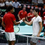 El tenista del equipo canadiense de Copa Davis, Felix Auger-Aliassime, saluda al español Carlos Alcaraz, tras su victoria en el segundo partido de individuales de la fase final de grupos que se disputa en el pabellón de la Fuente de San Luis de València. EFE/Kai Försterling