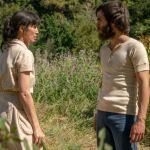 Ariadna Gil y Ricardo Gómez en una escena de "La casa entre los cactus"