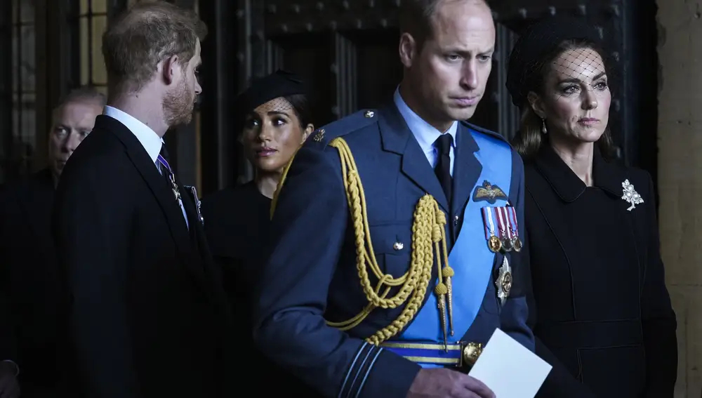 Harry y Meghan, por detrás de los príncipes de Gales. (AP Photo/Emilio Morenatti)