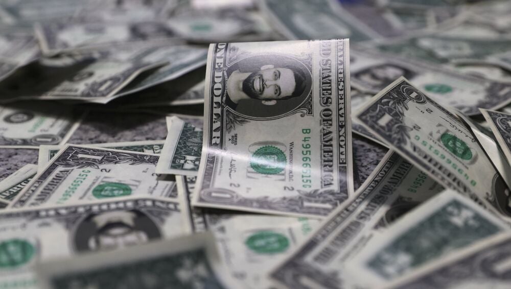 En el evento de Mundo Crypto en Madrid se repartieron billetes con la cara del CEO, Mani Thawani