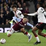 Juan Larios (c) trata de recuperar el balón ante la caída del jugador del Aston Villa. AP Photo/Rui Vieira