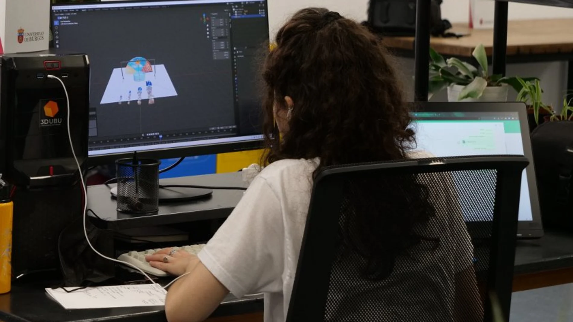 Una universitaria de Burgos utiliza un equipo tecnológico en el centro