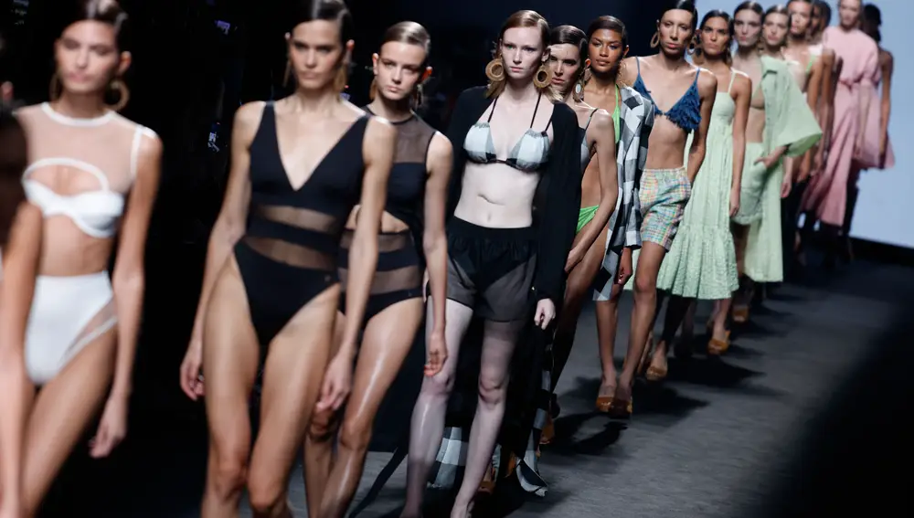 Varias modelos desfilan con creaciones de la firma Aurelia Gil, durante la tercera jornada de la 76ª edición de la pasarela Mercedes Benz Fashion Week Madrid, este sábado, en el recinto ferial IFEMA.