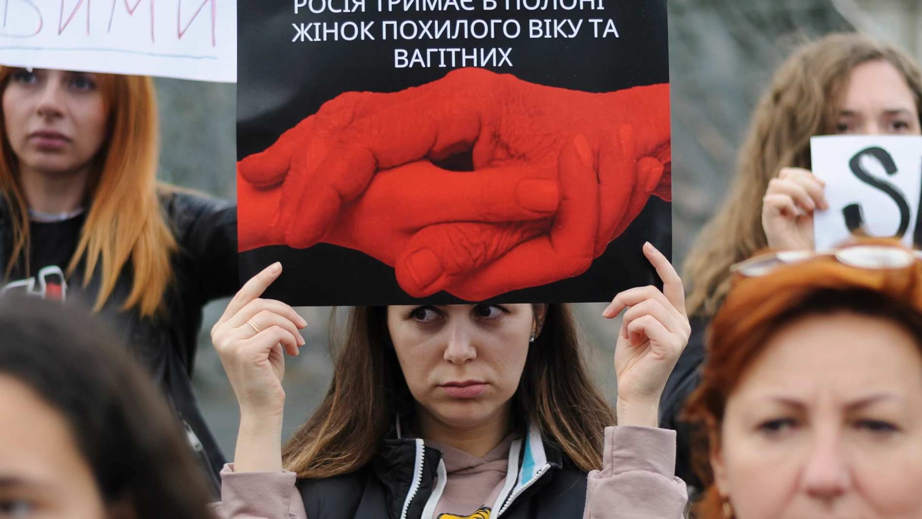 Mujeres ucranianas protestan por la liberación de los prisioneros de guerra en Leopolis