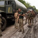 Soldados ucranianos se toman un descanso en el convoy militar rumbo a Járkiv, ayer