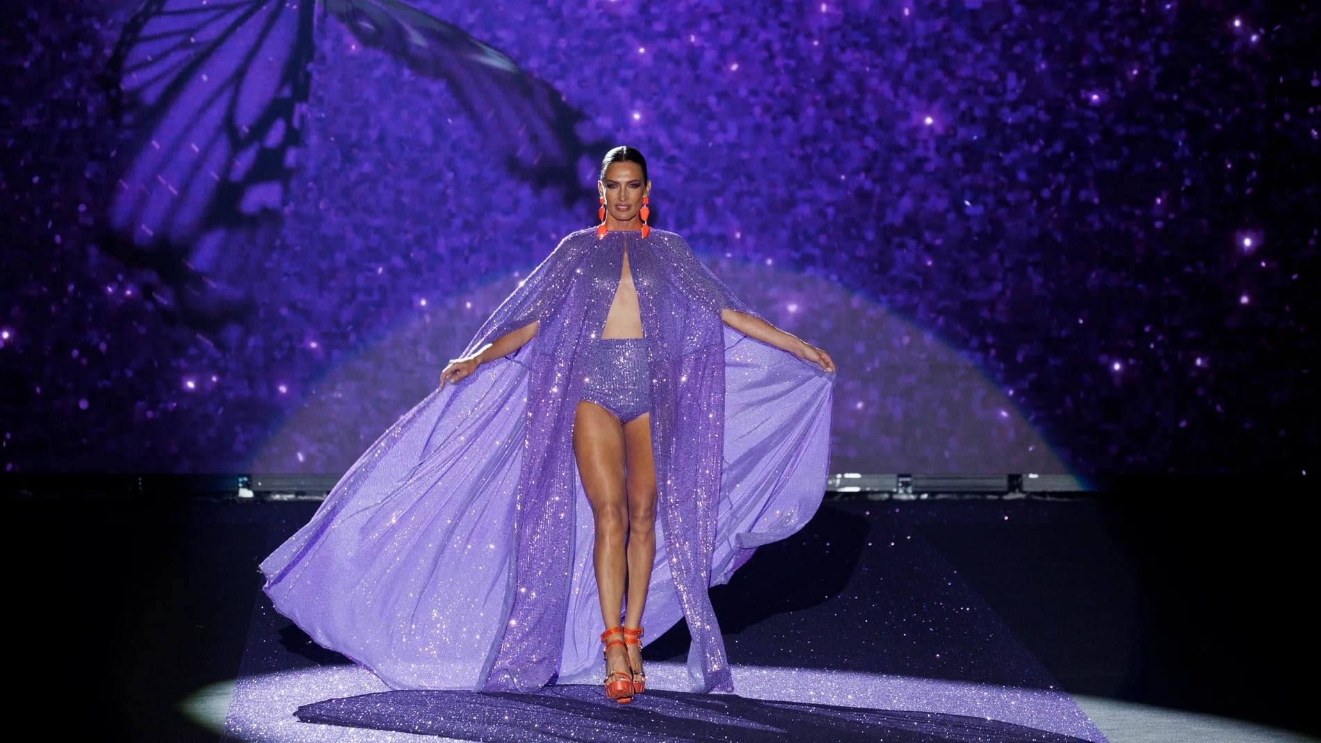 La modelo Nieves Álvarez, luce una creación de la colección primavera-verano 2023 de la diseñadora Lola Casademunt by Maite, durante la 76ª edición de la pasarela Mercedes Benz Fashion Week Madrid, este sábado en Madrid.