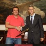 El alcalde de Cádiz, José María González, y el presidente de la Fundación Bancaria Unicaja, José María Domínguez, tras la firma del convenio