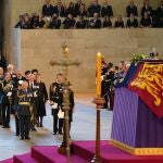 Fotógrafos y reporteros se ven al fondo, arriba a la derecha, con el féretro de la reina Isabel II en Westminster Hall