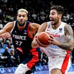 Willy Hernangómez escapa de la defensa de Rudy Gobert