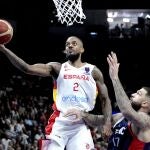 Lorenzo Brown se dispone a anotar ante la defensa de Poirier