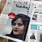Portadas de la prensa reformista iraní con la foto de la joven kurd Mahsa Amini