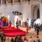 El presidente de EE UU en la capilla ardiente de Isabel II