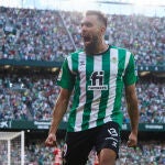 Borja Iglesias celebrando su gol ante el Girona.