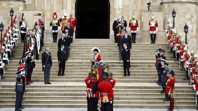 Momento en que el féretro de Isabel II es introducido en la capilla de San Jorge del castillo de Windsor