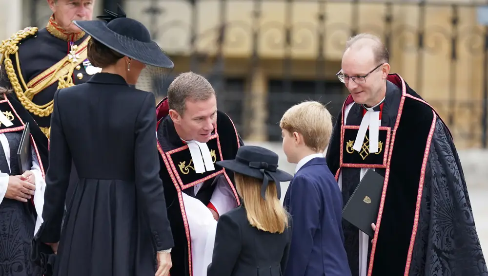 La princesa de Gales, el príncipe George y la princesa Charlotte, a su llegada al funeral de Estado.