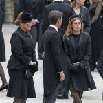 Sarah Ferguson, junto a su hija la princesa Beatriz y su marido, Edoardo Mapelli Mozzi