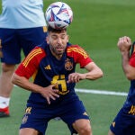 Jordi Alba, en un entrenamiento con Carvajal