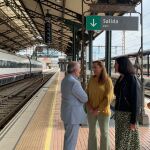 La delegada del Gobierno, Virginia Barcones, en la estación de autobuses de Valladolid junto a la subdelegada Alicia Villar, donde avanzó los datos de estos 15 días de transporte gratuito