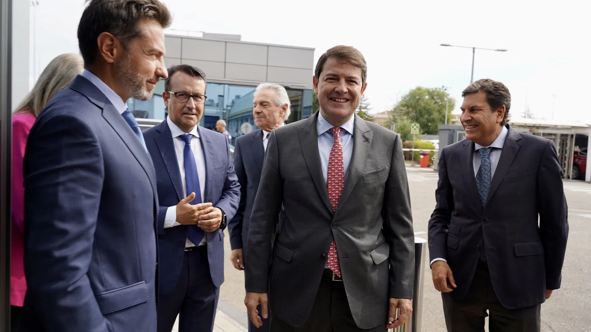 El presidente Fernández Mañueco a su llegada al foro con Fernández Carriedo