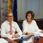 El consejero de Industria, Comercio y Empleo, Mariano Veganzones, se reúne con asociaciones del sector del comercio y representantes de las cámaras oficiales de Comercio, Industria y Servicios. En la imagen junto a María Pettit, directora general de Comercio y Consumo