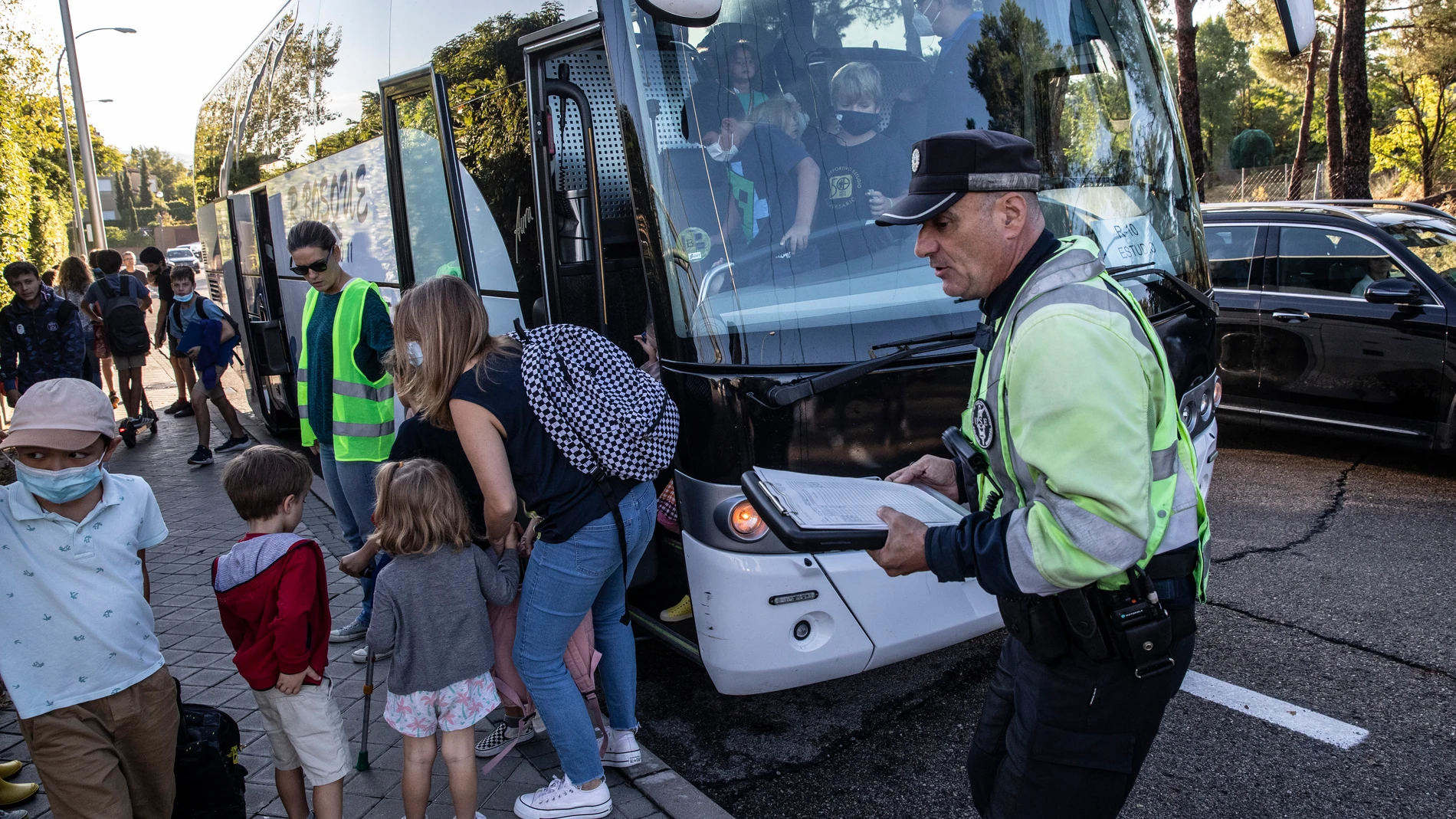 Control de policía para autobuses escolares en Madrid.