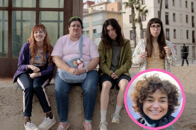 Anna R. Costa, en el círculo, junto al elenco de "Fácil": Natalia de Molina, Coria Castillo, Anna Castillo y Anna Marchessi