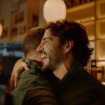 Maxi Iglesias y sus amigos de toda la vida se juntan en un bar para ver un partido
