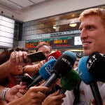 El base malagueño del Unicaja Alberto Díaz en declaraciones a los periodistas a su llegada a la estación de María Zambrano de Málaga. EFE/Jorge Zapata