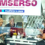 Unos jubilados consultan los viajes en Valencia