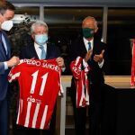 Pedro Sánchez con una camiseta del Atlético
