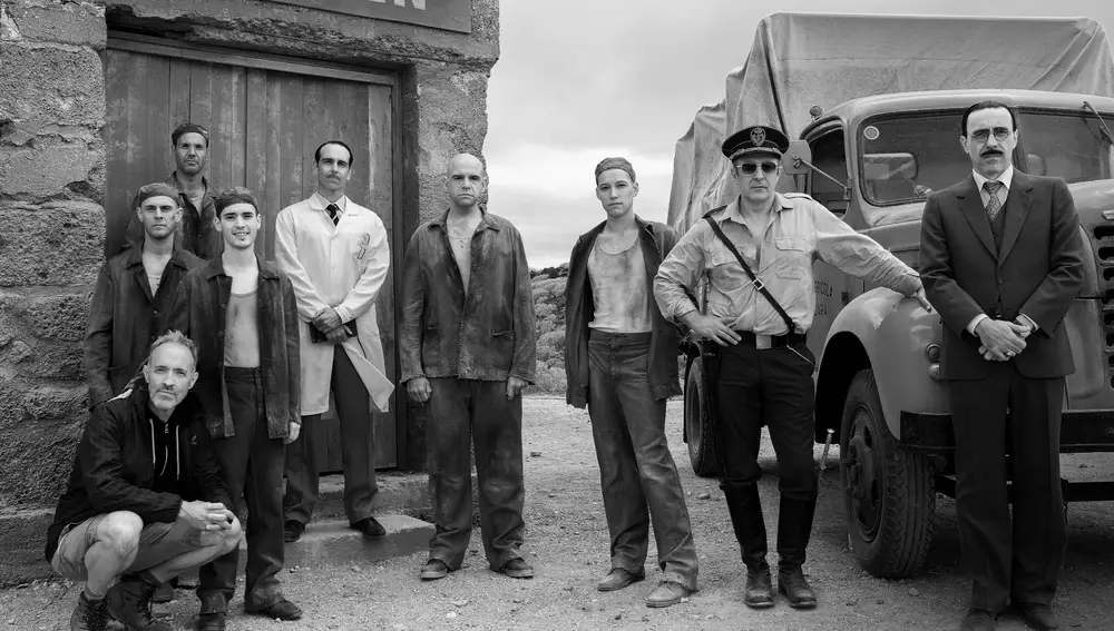 Imagen del reparto de «Las noches de Tefía» sobre el campo de concentración franquista para los condenados por la Ley de vagos y maleantes