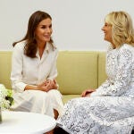 La reina Letizia (i) y la primera dama de Estados Unidos, Jill Biden