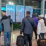 Varias personas comprueban el estado de sus vuelos en las pantallas del aeropuerto de Domodédovo en Moscú, Rusia. Los rusos que buscaban hoy billetes de avión para salir de Rusia se han encontrado con que no había ya billetes con destino a Estambul, Ereván o Bakú u otros destinos que no piden visado, coincidiendo con el anuncio del presidente Vladímir Putin de una movilización parcial. EFE/ Fernando Salcines