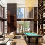 Uno de los salones del apartamento en lo más alto de Central Park Tower.