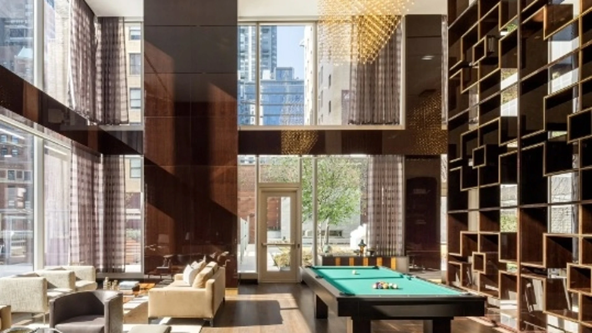 Uno de los salones del apartamento en lo más alto de Central Park Tower.